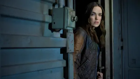 Elizabeth Henstridge en Agentes de SHIELD. / RRSS