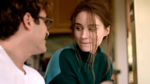 Joaquin Phoenix y Rooney Mara en Her. / Warner Bros