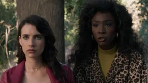Emma Roberts y Angelica Ross, / RRSS