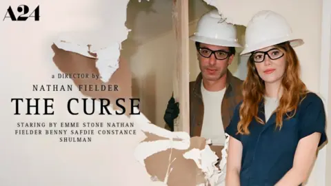 Emma Stone y Nathan Fielder en The Curse. / A24