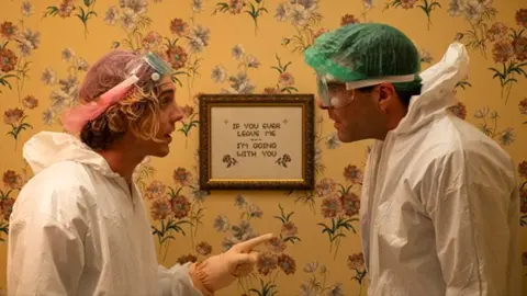 Zachary Quinto y Lukas Gage en Down Low. / Sony Pictures