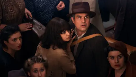 Aria Mia Loberti y Mark Ruffalo en Toda la luz que no podemos ver. / Netflix