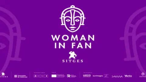 Woman in fan en el festival Sitges. / Sitges
