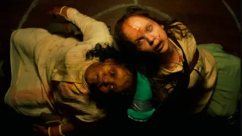 Lidya Jewett y Olivia O'Neill en El exorcista: creyentes. / Universal