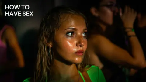 Mia McKenna-Bruce portagoniza C&oacute;mo tener Sexo. / MUBI