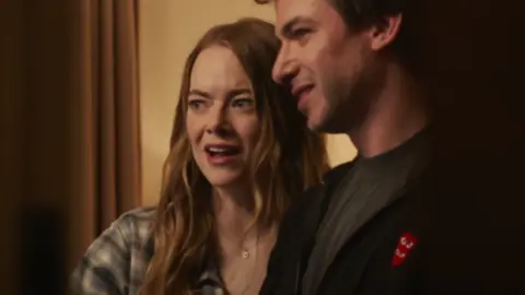 Emma Stone en The Curse. / Showtime