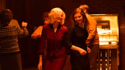 Anne Hathaway y Thomasin McKenzie en Eileen. / RRSS