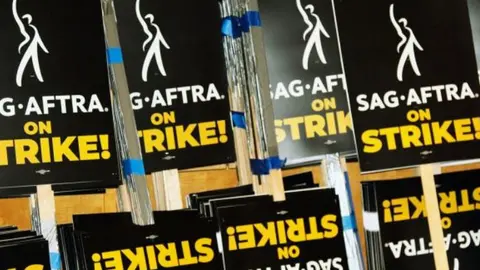 Carteles de la huelga de SAG-AFTRA. / RR SS.