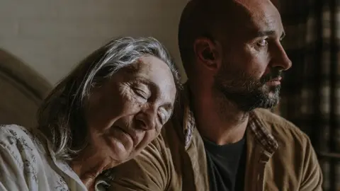 Luisa Gavasa y Alain Hern&aacute;ndez en el filme, Par&iacute;s 70. / Prensa Filmin
