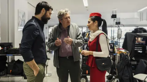 &Aacute;lvaro Morte, Gerardo Herrero y Mina El Hammani en el rodaje. / Miguel Go&ntilde;i
