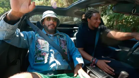 Sigue a Swizz Beatz junto a su hijo Nasir Dean en un viaje lleno de autos de lujo. / Disney Plus