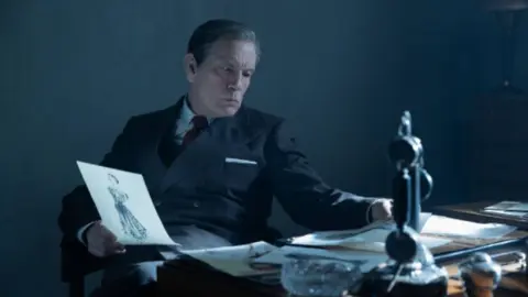 Ben Mendelsohn como Christian Dior. / Apple TV
