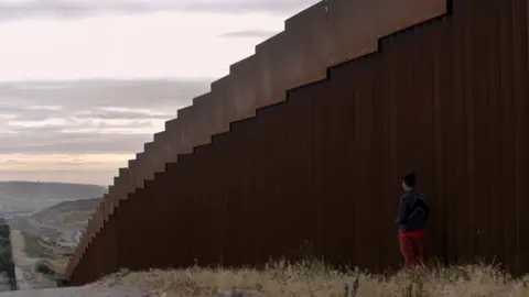 El director Carlos Hern&aacute;ndez V&aacute;zquez recopila en Lejos de casa distintos testimonios de j&oacute;venes migrantes. / Mandarina cine