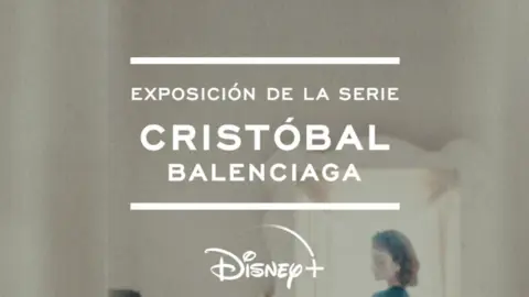 La serie Crist&oacute;bal Balenciaga llega a una exposici&oacute;n real. / Disney plus