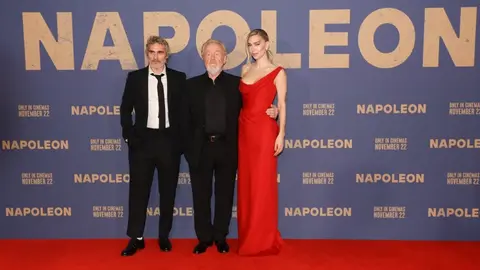 Joaquin Phoenix, Ridley Scott y Vanessa Kirby. / @napoleonmovie