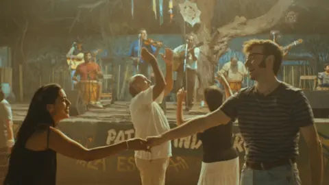 La estrella azul cuenta la historia del viaje por Latinoam&eacute;rica de Mauricio, un rockabilly quijotesco que renunci&oacute; al &eacute;xito por un sue&ntilde;o. / movistar plus