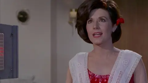 Concha Velasco en su papel como Juana en la cinta Las que tienen que servir. / Filmin