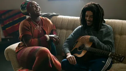 Lashana Lynch como Rita Marley y Kingsley Ben-Adir como Bob Marley. / Paramount Pictures