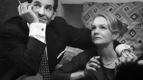 Bradley Cooper y Carey Mulligan, en la pel&iacute;cula Maestro. / Netflix.