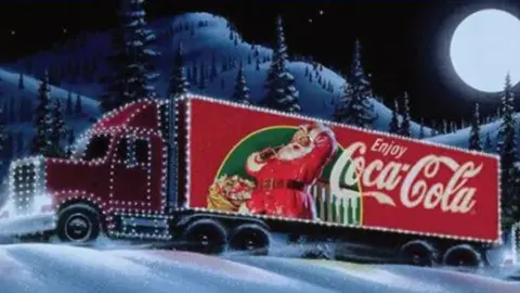 Un camión de la Coca-Cola iluminado para un spot. / Coca-Cola