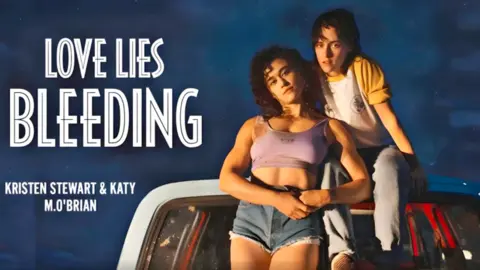 Kristen Stewart y Katy M. O&acute;Brian protagonizan Love lies bleeding. / Youtube A24
