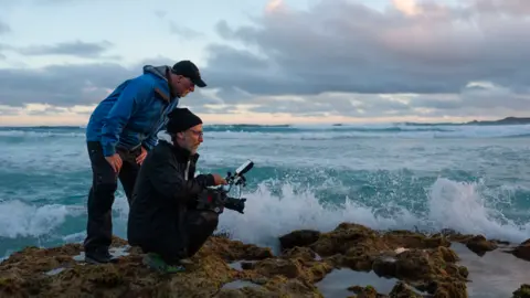 Emmanuel Lubezki con Paul Nicklen filmando con la nueva c&aacute;mara Burano. / Sony Electronics