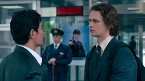 Ansel Elgort regresa en la segunda temporada de Tokyo Vice. / Max