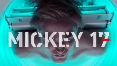 Mickey 17 retrasa su estreno. / Warner Bros