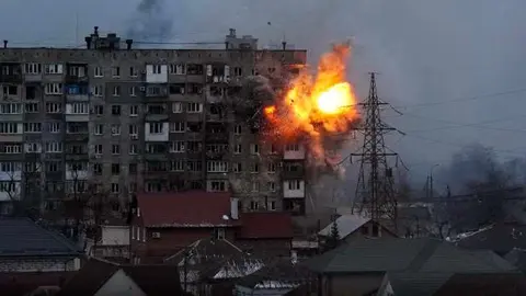 Un edificio de apartamentos explota despu&eacute;s de que un tanque del ej&eacute;rcito ruso dispara en Mari&uacute;pol, / Filmin