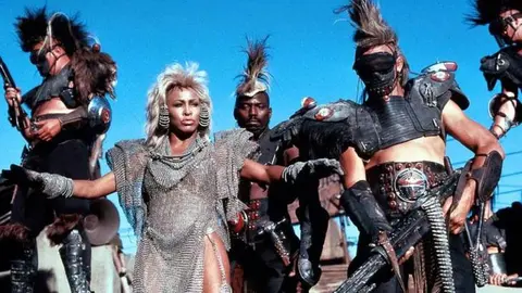 Tina Turner interpreta a Aunty-Entity en Mad Max 3. / Warner Bros