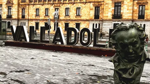 Uno de los cabezones de los Goya en la Plaza Zorilla de Valladolid. / Judith Muñoz Macho