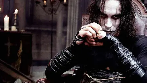 Brandon Lee durante la grabaci&oacute;n de El Cuervo. / RR SS