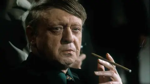 El escritor ingl&eacute;s, Anthony Burgess, posa durante una sesi&oacute;n de fotos en 1989. / Ulf Andersen