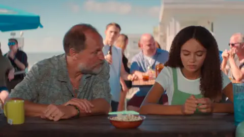 Woody Harrelson y Nico Parker. / Screenshot tr&aacute;iler Searchlight Pictures