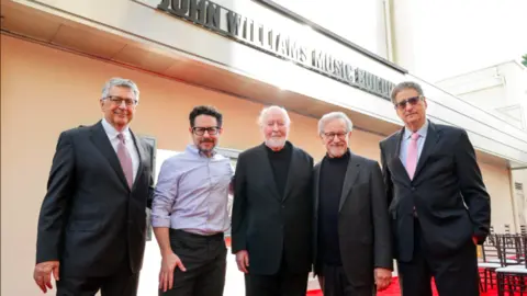 Tony Vinciquerra, J.J. Abrams, John Williams, Steven Spielberg y Tom Rothman en la inauguraci&oacute;n del John Williams Music Building. / RRSS
