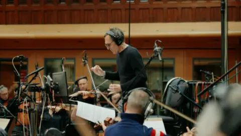 La banda sonora de Crit&oacute;bal Balenciaga es cortes&iacute;a de Alberto Iglesias. / Disney Plus