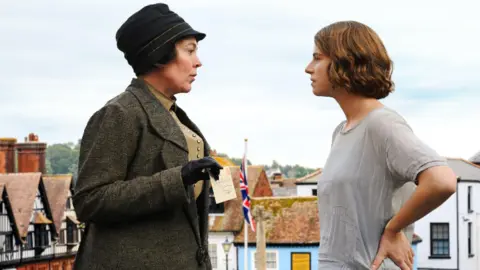 Olivia Colman y Jessie Buckley en Peque&ntilde;as cartas indiscretas. / DeAPlaneta