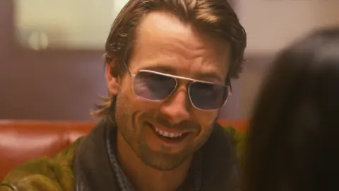 Glen Powell interpreta a un falso sicario en Hit Man. / Netflix