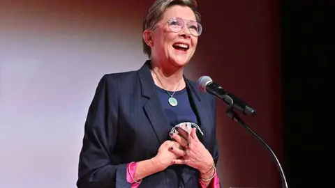 Annette Bening expresando su gratitud despu&eacute;s de recibir  un homenaje en el Festival de Cine de Telluride. / RR SS