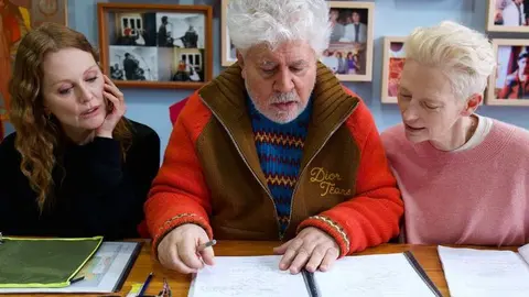 Julianne Moore, actriz; Pedro Almod&oacute;var, director; Tilda Swinton, actriz. / RR SS.
