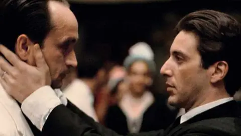 John Cazale y Al Pacino, en una de las escenas m&aacute;s m&iacute;ticas de El Padrino II. / Paramount