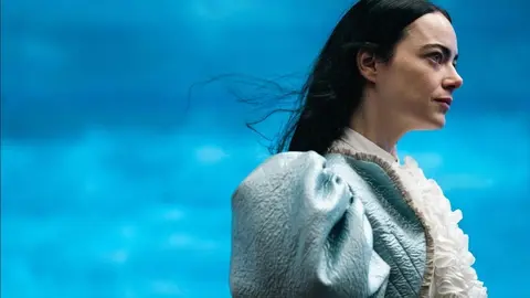 Emma Stone interpretando a Bella en Pobres Criaturas. /IMDb