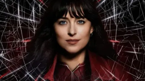 Dakota Johnson, p&oacute;ster Madame Web. / RR SS