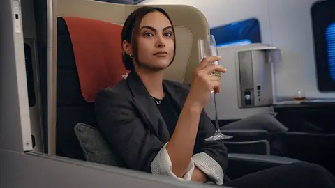 Camila Mendes en Upgrade: primera clase. / Prime Video