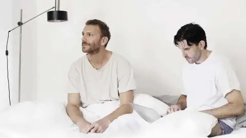 Knut Berger y Fabian Stumm en Bones and Names (2023). / Filmin