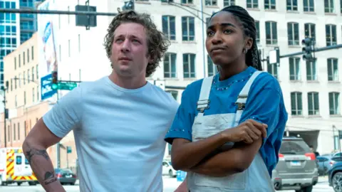 Jeremy Allen White y Ayo Edebiri regresan para una tercera temporada de El Oso. / FX