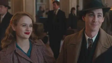 Joey King y Logan Lerman en We Were the Lucky Ones. / Hulu