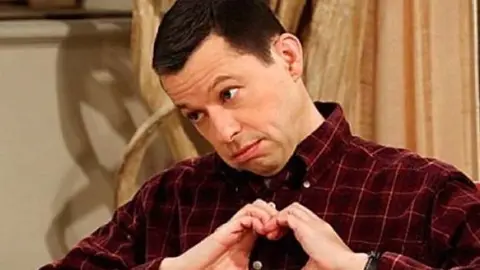 Jon Cryer durante un episodio de Dos hombres y medio. / Productora