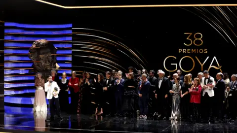 J.A Bayona recibe el premio a Mejor Pel&iacute;cula para La sociedad de la nieve en los Goya 2024. / X @PremiosGoya