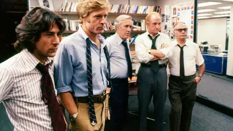 Dustin Hoffman, Robert Redford, Martin Balsam, Jason Robards y Jack Warden en Todos los hombres del presidente (1976). / Productora